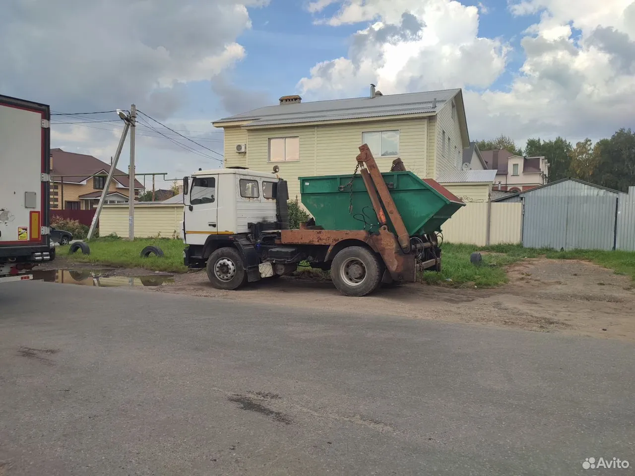 Металлический контейнер для мусора 8 м³ на объекте в Казани